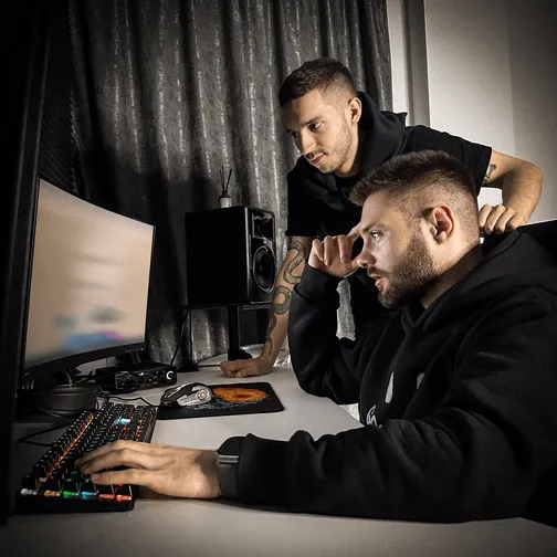 Она делит со мной вайб