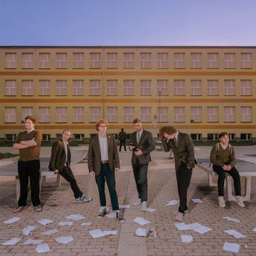 Żółte flamastry i grube katechetki-cover