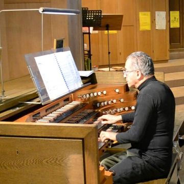 سندباد عزف البيانو