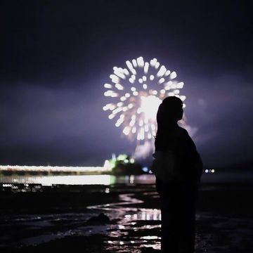 煙花下的你和我眼淚幸福卻渾濁