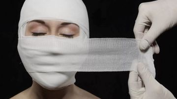 Люди с забинтованными лбами (AI)