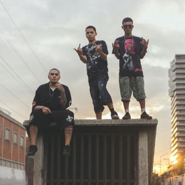 Me Vale Madre-cover