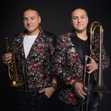 DZIEJE SIĘ-cover