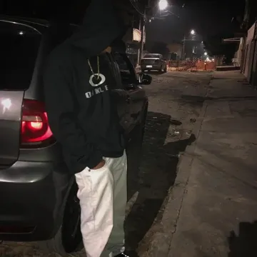 Cabelo pro lado mão no chão