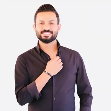 طز بعشرتهم