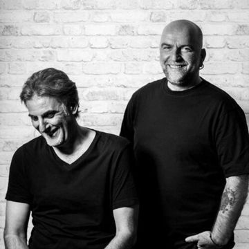 ΜΙΑ ΖΩΗ ΜΕΣΑ ΣΤΟΥΣ ΔΡΟΜΟΥΣ