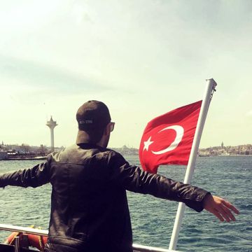 mehdi-damas-cengiz-zkan-bahalarda-mor-meni-cover-image