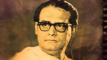 Cholite Cholite Pothe Tomay Dekhe