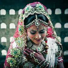 লাল শাড়ি পরিয়া কন্যা