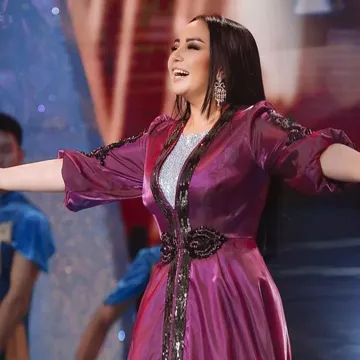 Порно көру: Жетілген, әдемі хатшы бастығының мүшесін сорып, оның шәуетін жұтады.