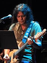 Chal Chale Apne Ghar-James